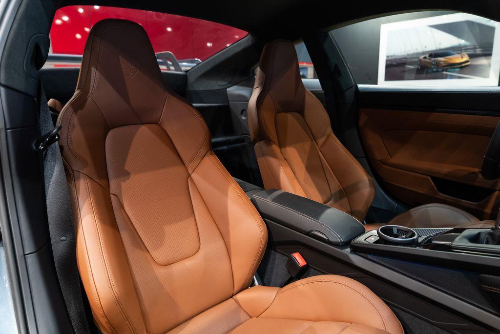 http://www.koenigseggchicago.com/galleria_images/129/129_p38_l.jpg