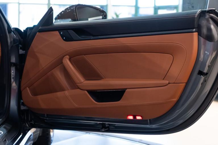 http://www.koenigseggchicago.com/galleria_images/129/129_p39_f.jpg