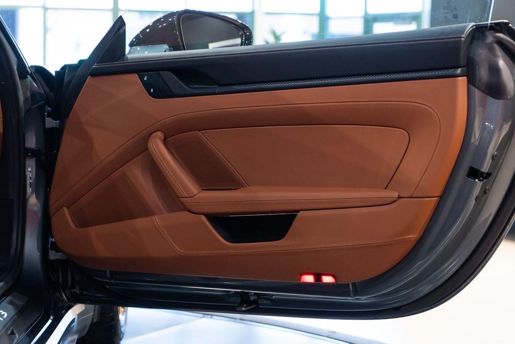 http://www.koenigseggchicago.com/galleria_images/129/129_p39_l.jpg