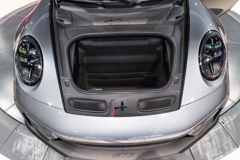 http://www.koenigseggchicago.com/galleria_images/129/129_p8_f.jpg