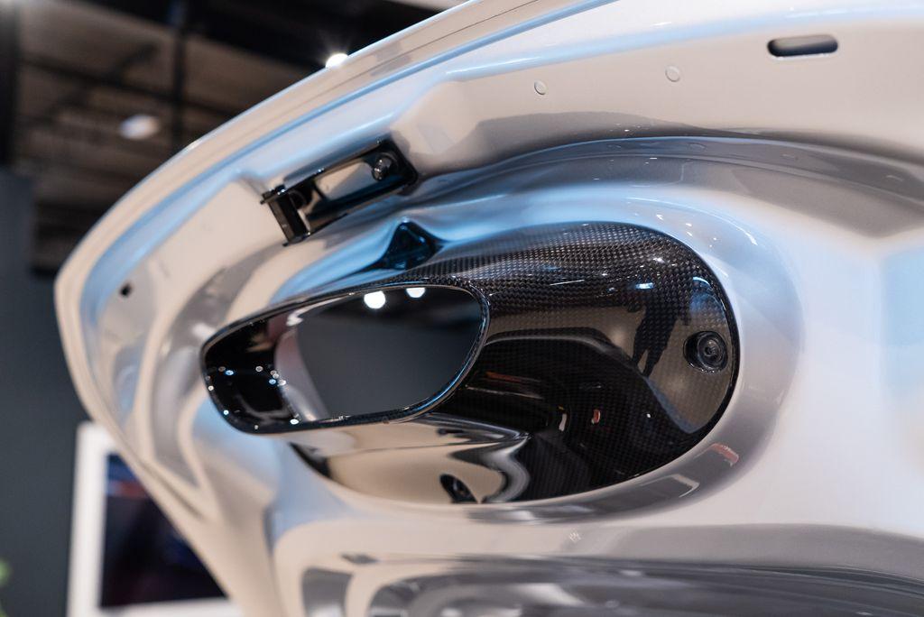 http://www.koenigseggchicago.com/galleria_images/13/13_p18_l.jpg