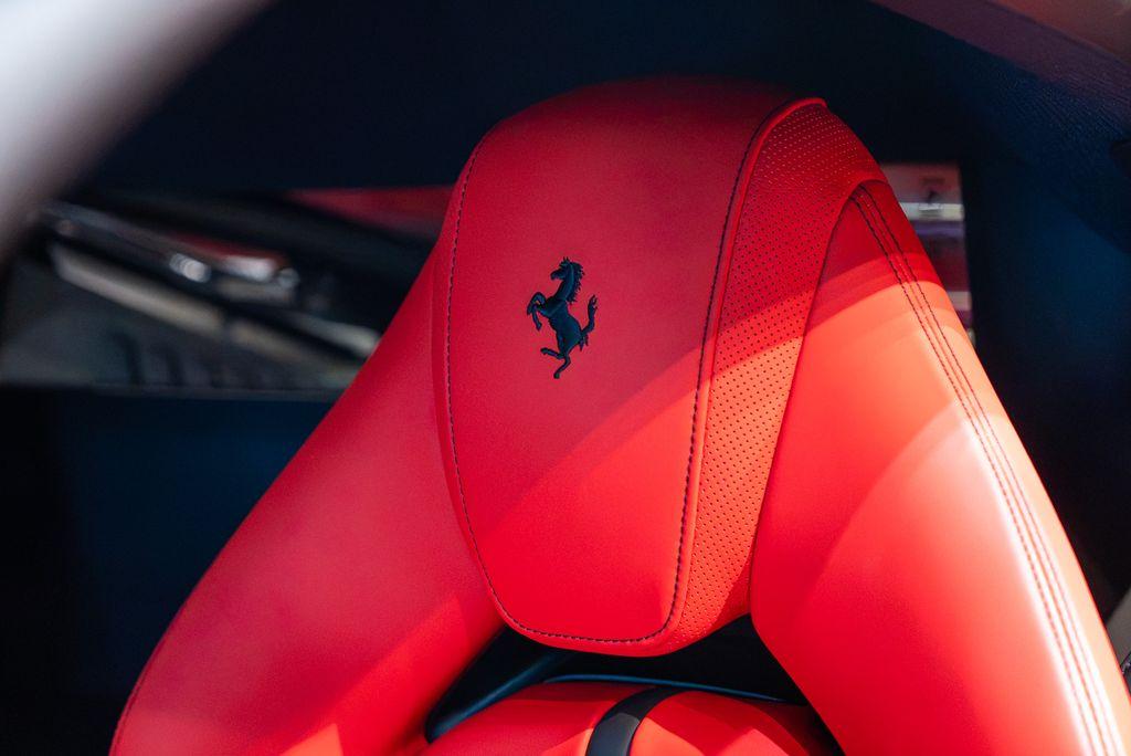 http://www.koenigseggchicago.com/galleria_images/13/13_p32_l.jpg