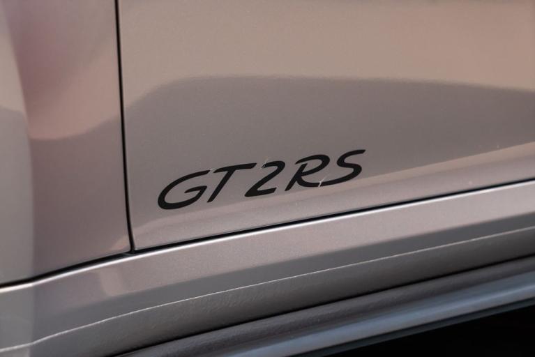 http://www.koenigseggchicago.com/galleria_images/130/130_p13_f.jpg