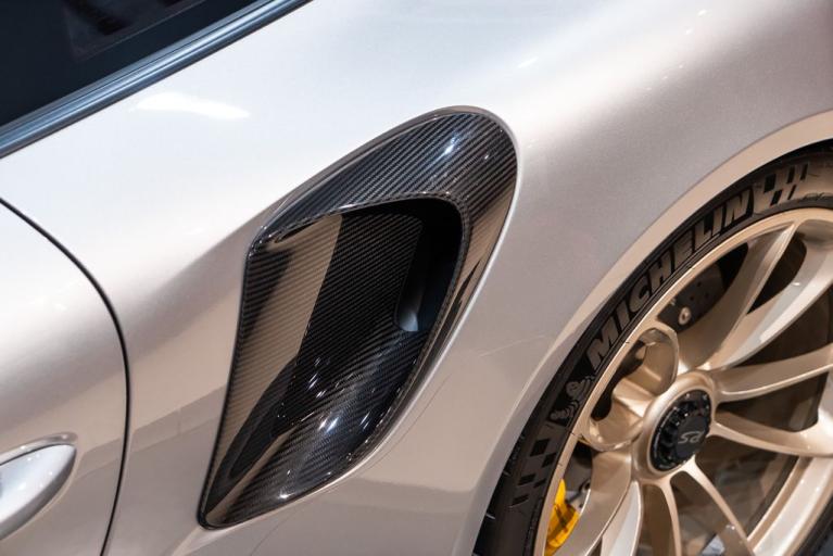 http://www.koenigseggchicago.com/galleria_images/130/130_p14_f.jpg