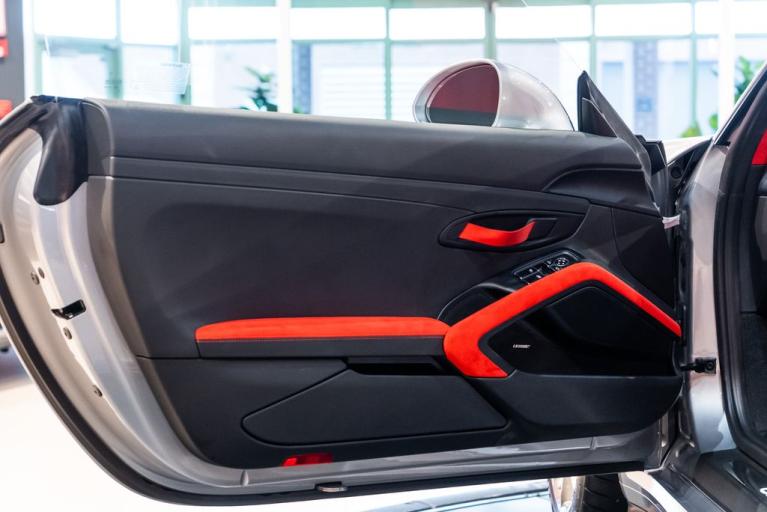 http://www.koenigseggchicago.com/galleria_images/130/130_p23_f.jpg