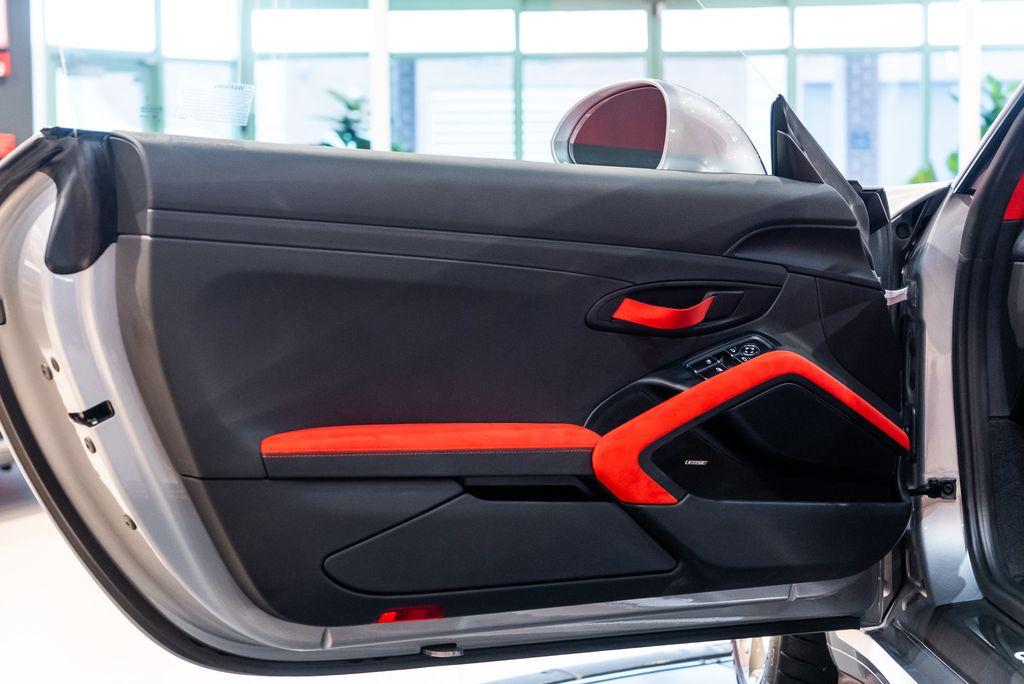 http://www.koenigseggchicago.com/galleria_images/130/130_p23_l.jpg