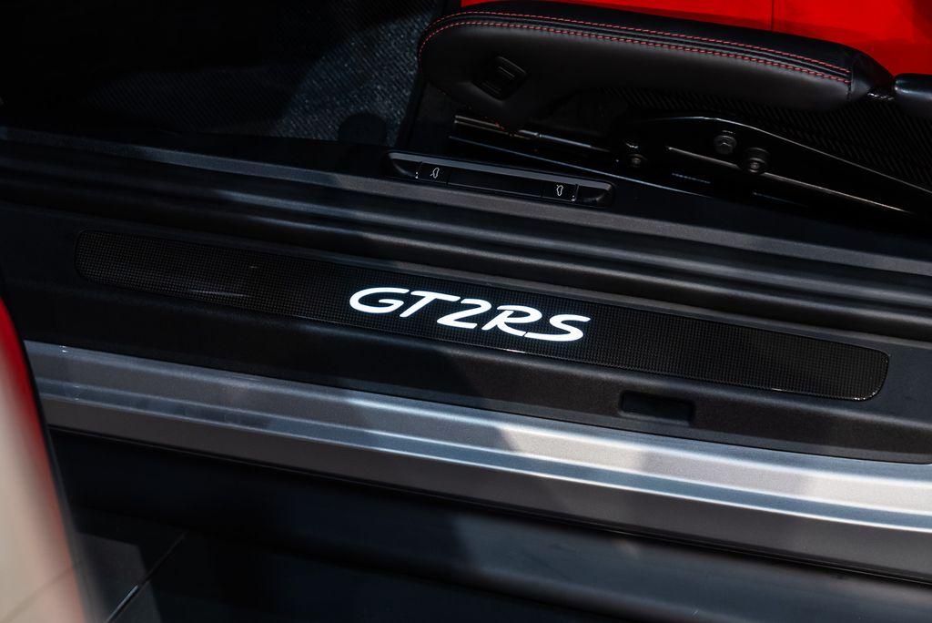 http://www.koenigseggchicago.com/galleria_images/130/130_p25_l.jpg