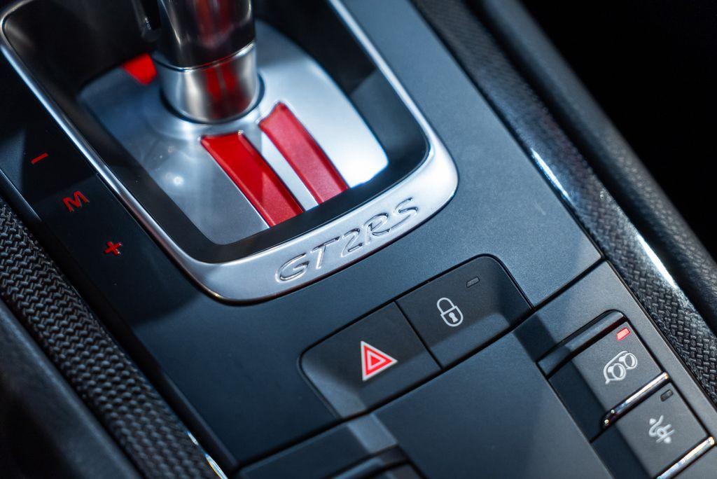 http://www.koenigseggchicago.com/galleria_images/130/130_p42_l.jpg