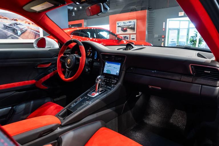 http://www.koenigseggchicago.com/galleria_images/130/130_p48_f.jpg
