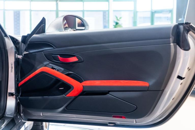 http://www.koenigseggchicago.com/galleria_images/130/130_p51_f.jpg