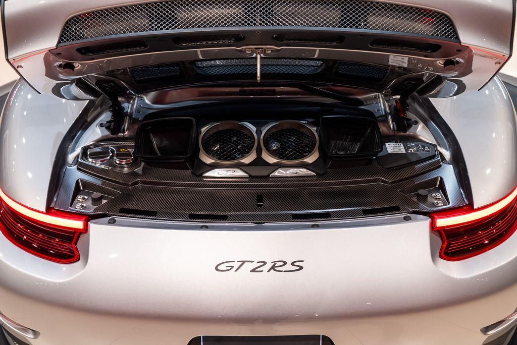 http://www.koenigseggchicago.com/galleria_images/130/130_p53_l.jpg