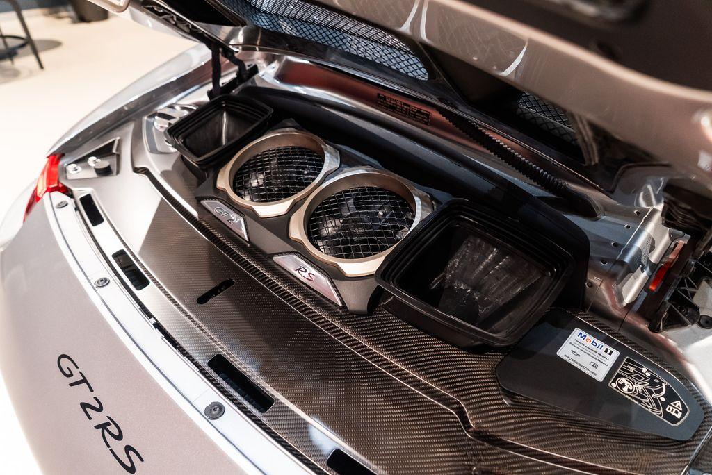 http://www.koenigseggchicago.com/galleria_images/130/130_p55_l.jpg