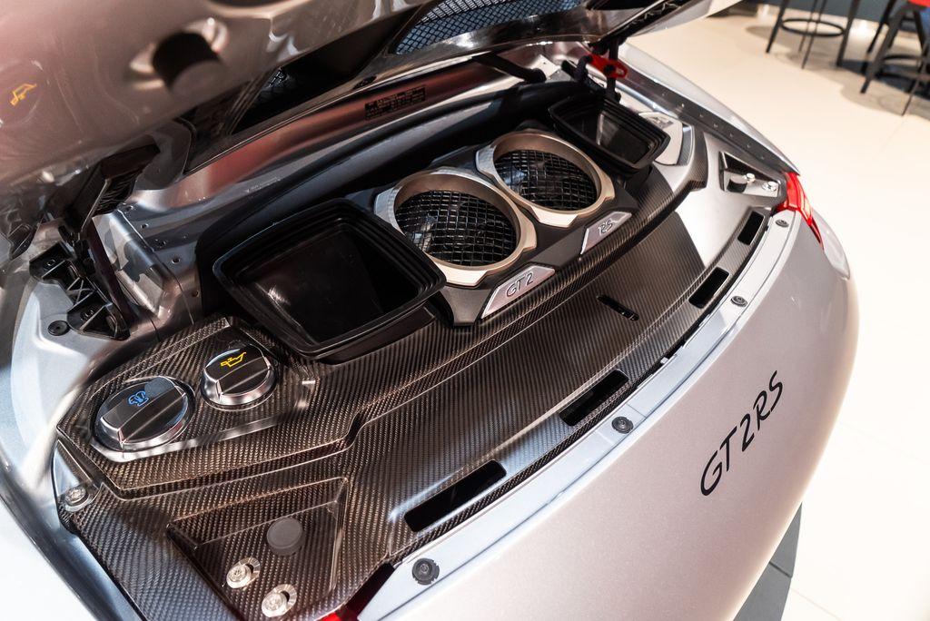 http://www.koenigseggchicago.com/galleria_images/130/130_p56_l.jpg