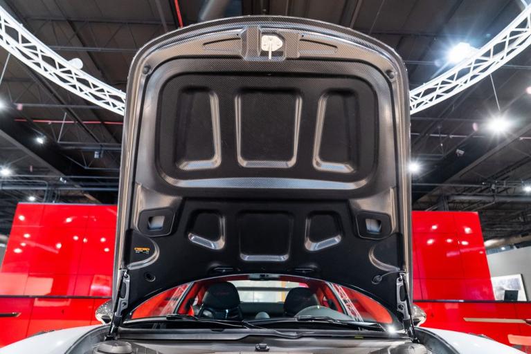 http://www.koenigseggchicago.com/galleria_images/130/130_p60_f.jpg