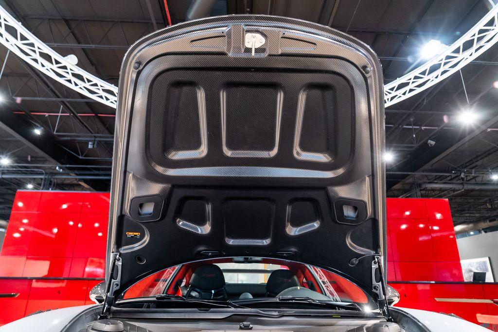 http://www.koenigseggchicago.com/galleria_images/130/130_p60_l.jpg