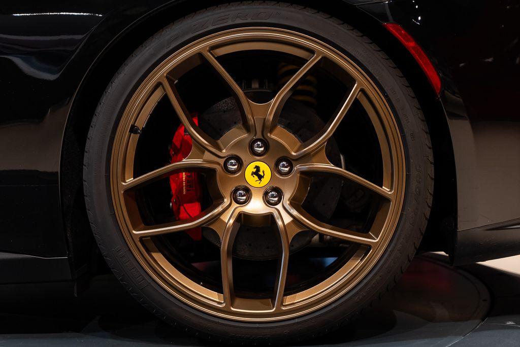 http://www.koenigseggchicago.com/galleria_images/131/131_p14_l.jpg