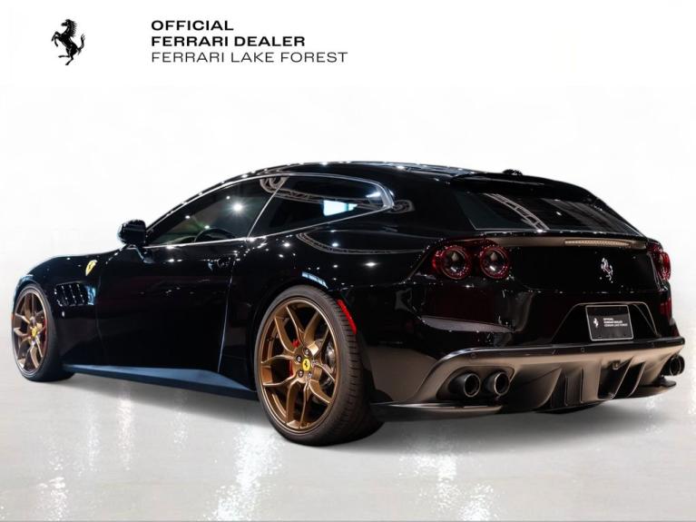 http://www.koenigseggchicago.com/galleria_images/131/131_p2_f.jpg