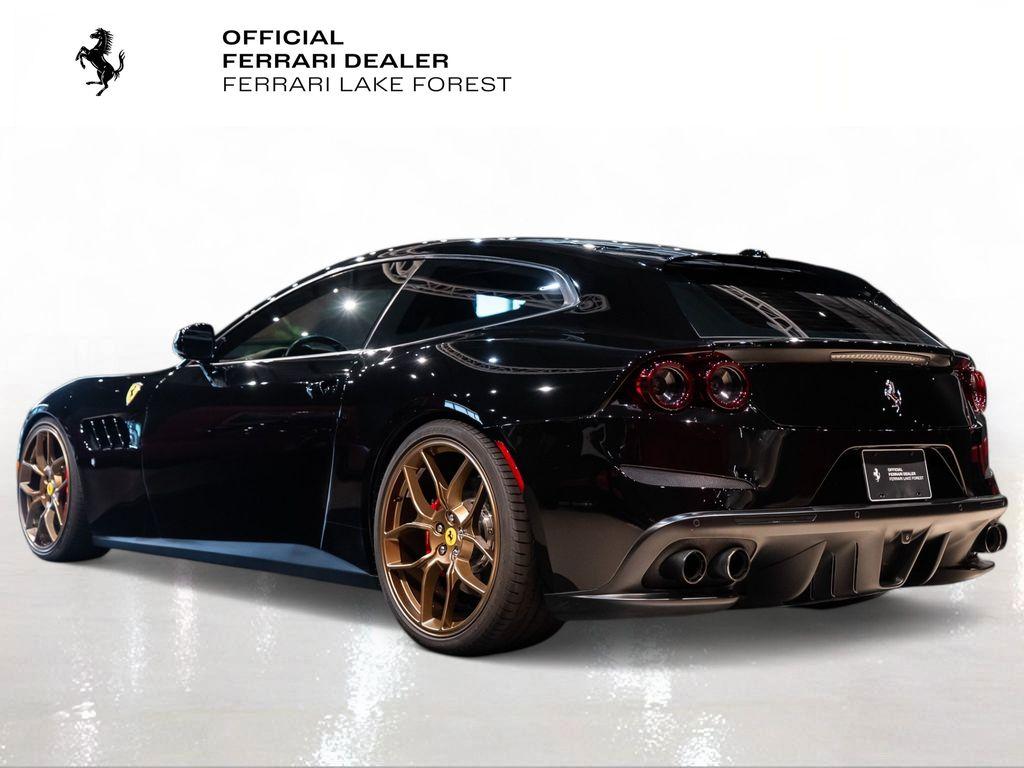 http://www.koenigseggchicago.com/galleria_images/131/131_p2_l.jpg