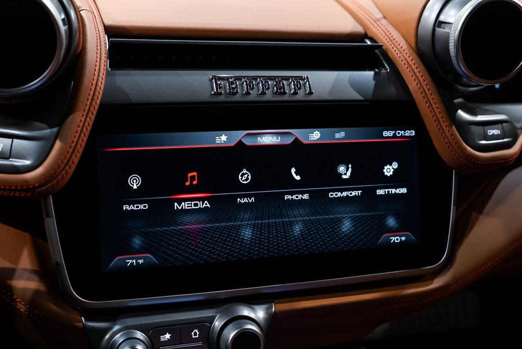 http://www.koenigseggchicago.com/galleria_images/131/131_p39_l.jpg