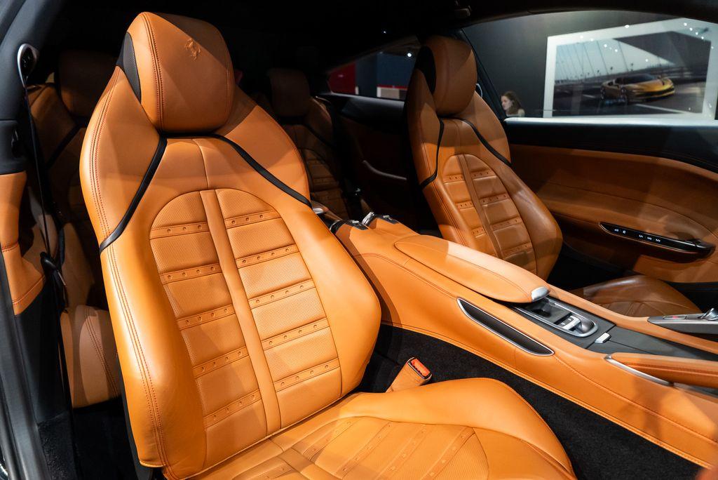 http://www.koenigseggchicago.com/galleria_images/131/131_p52_l.jpg