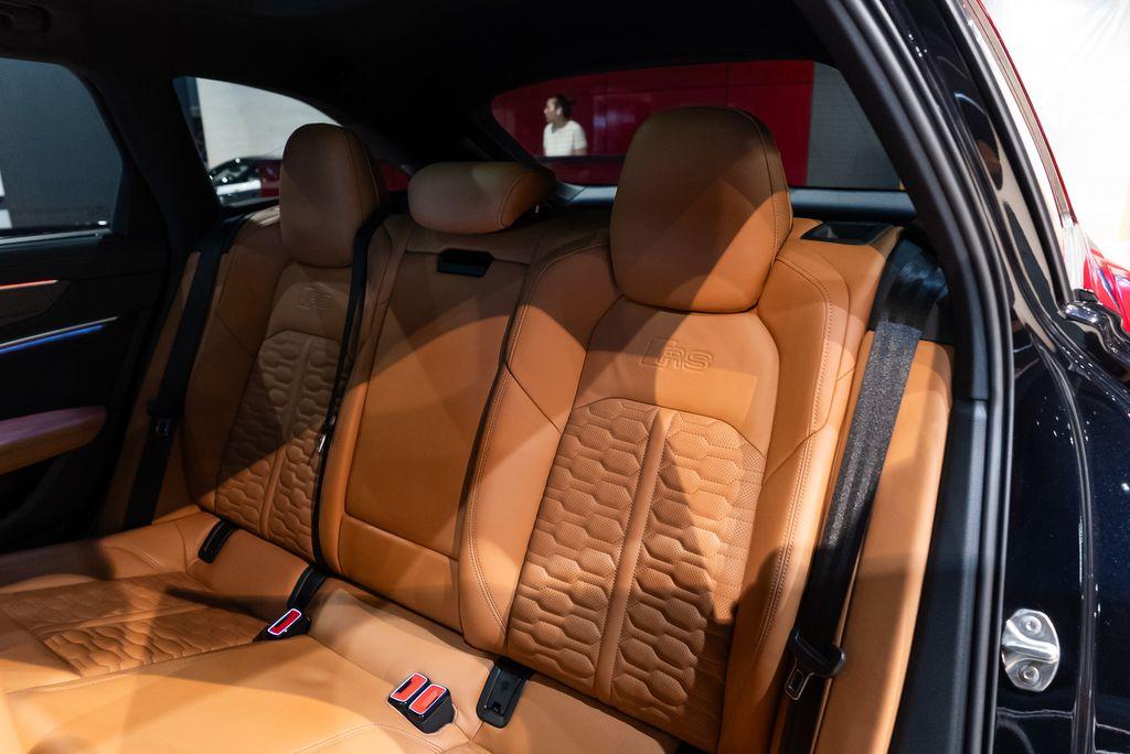 http://www.koenigseggchicago.com/galleria_images/132/132_p46_l.jpg