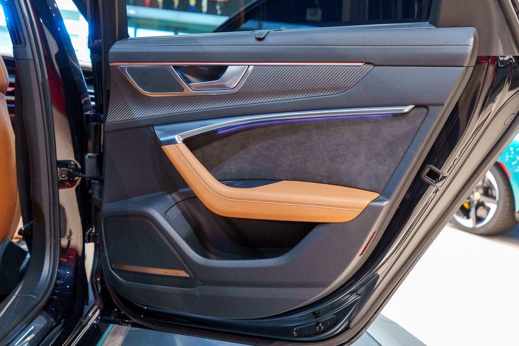 http://www.koenigseggchicago.com/galleria_images/132/132_p52_l.jpg