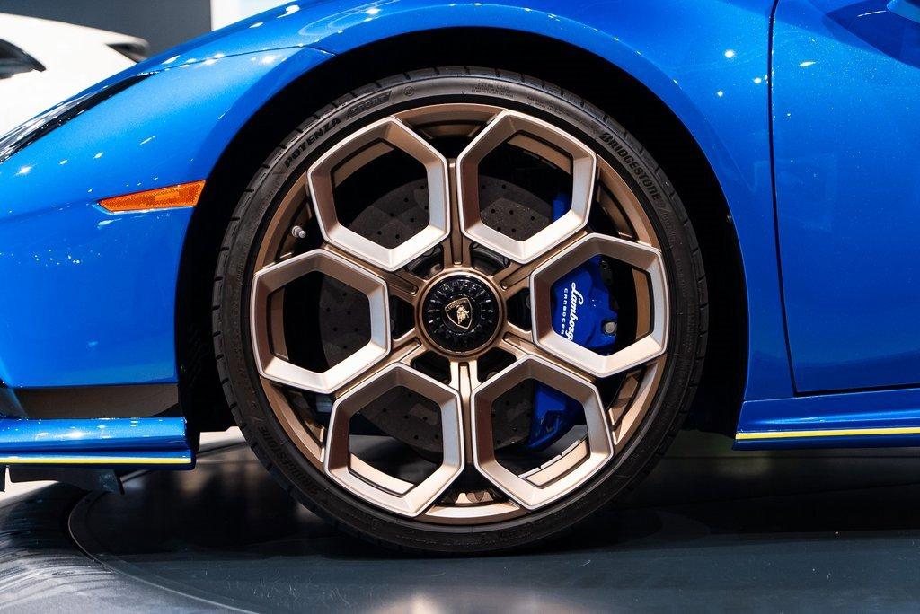 http://www.koenigseggchicago.com/galleria_images/133/133_p12_l.jpg