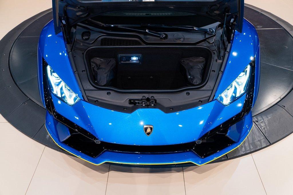 http://www.koenigseggchicago.com/galleria_images/133/133_p16_l.jpg