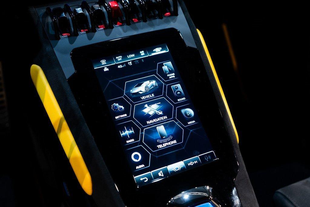 http://www.koenigseggchicago.com/galleria_images/133/133_p29_l.jpg