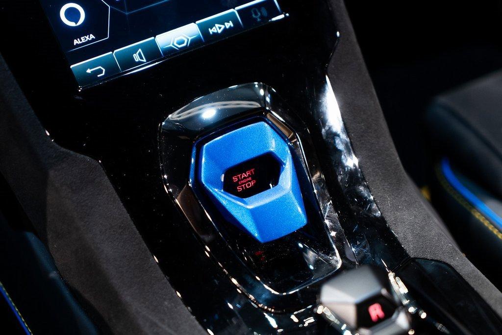 http://www.koenigseggchicago.com/galleria_images/133/133_p30_l.jpg