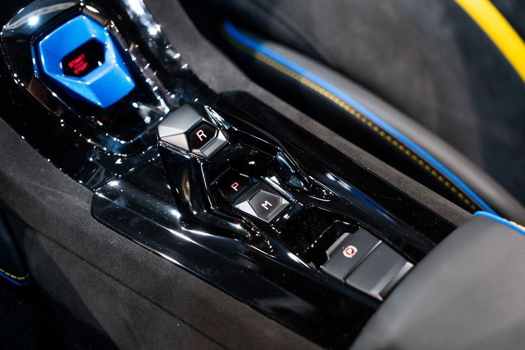 http://www.koenigseggchicago.com/galleria_images/133/133_p31_l.jpg