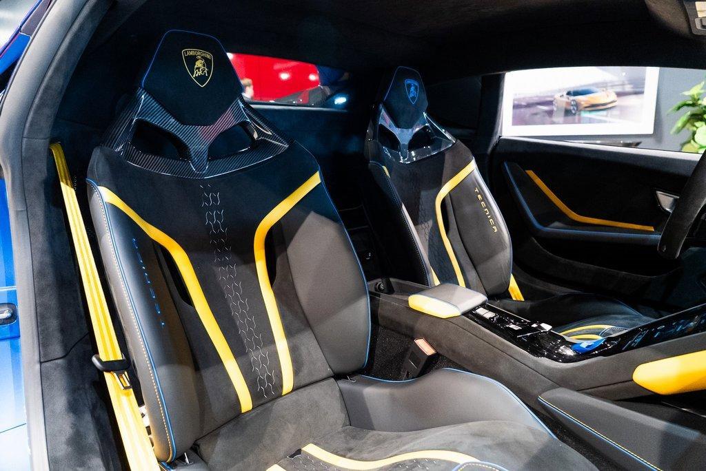 http://www.koenigseggchicago.com/galleria_images/133/133_p35_l.jpg