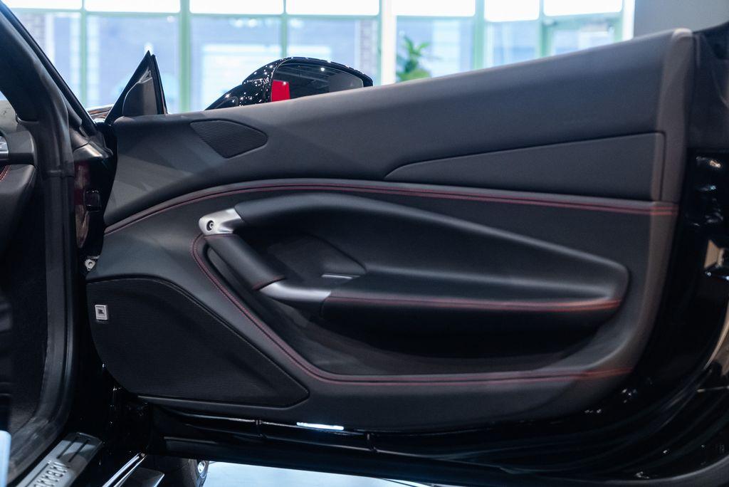 http://www.koenigseggchicago.com/galleria_images/134/134_p49_l.jpg