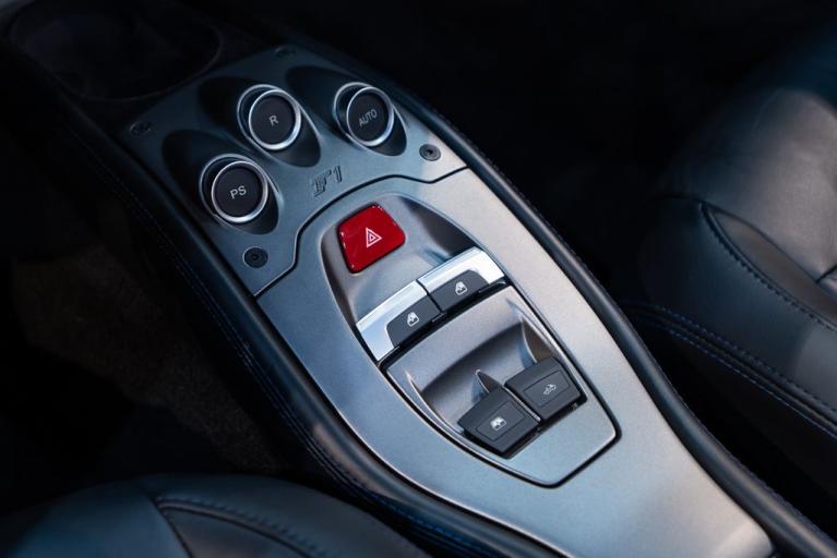 http://www.koenigseggchicago.com/galleria_images/135/135_p38_f.jpg