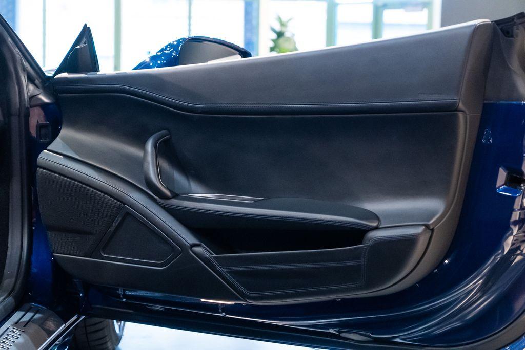 http://www.koenigseggchicago.com/galleria_images/135/135_p48_l.jpg