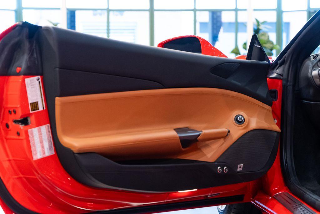 http://www.koenigseggchicago.com/galleria_images/136/136_p21_l.jpg