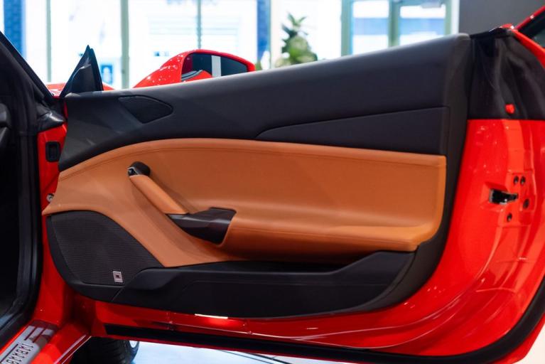 http://www.koenigseggchicago.com/galleria_images/136/136_p40_f.jpg