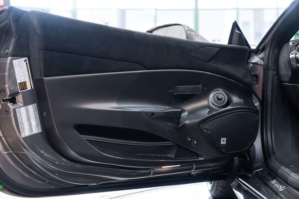 http://www.koenigseggchicago.com/galleria_images/137/137_p19_l.jpg