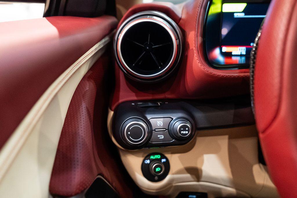 http://www.koenigseggchicago.com/galleria_images/138/138_p32_l.jpg