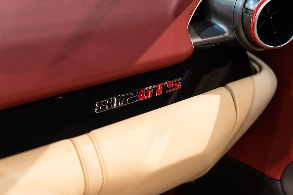 http://www.koenigseggchicago.com/galleria_images/138/138_p41_l.jpg