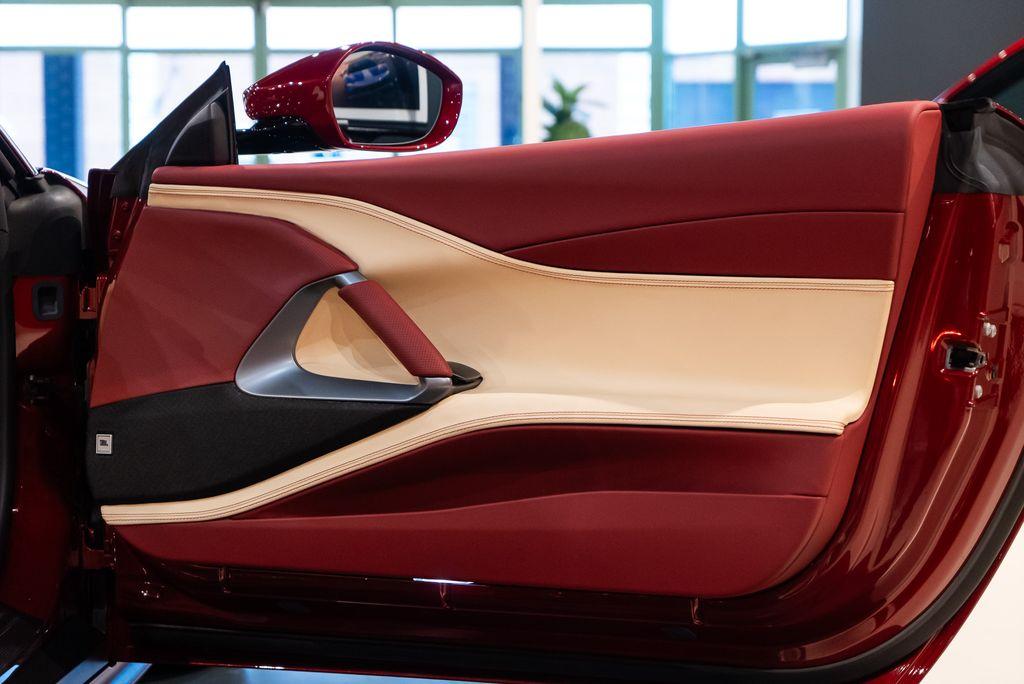 http://www.koenigseggchicago.com/galleria_images/138/138_p45_l.jpg