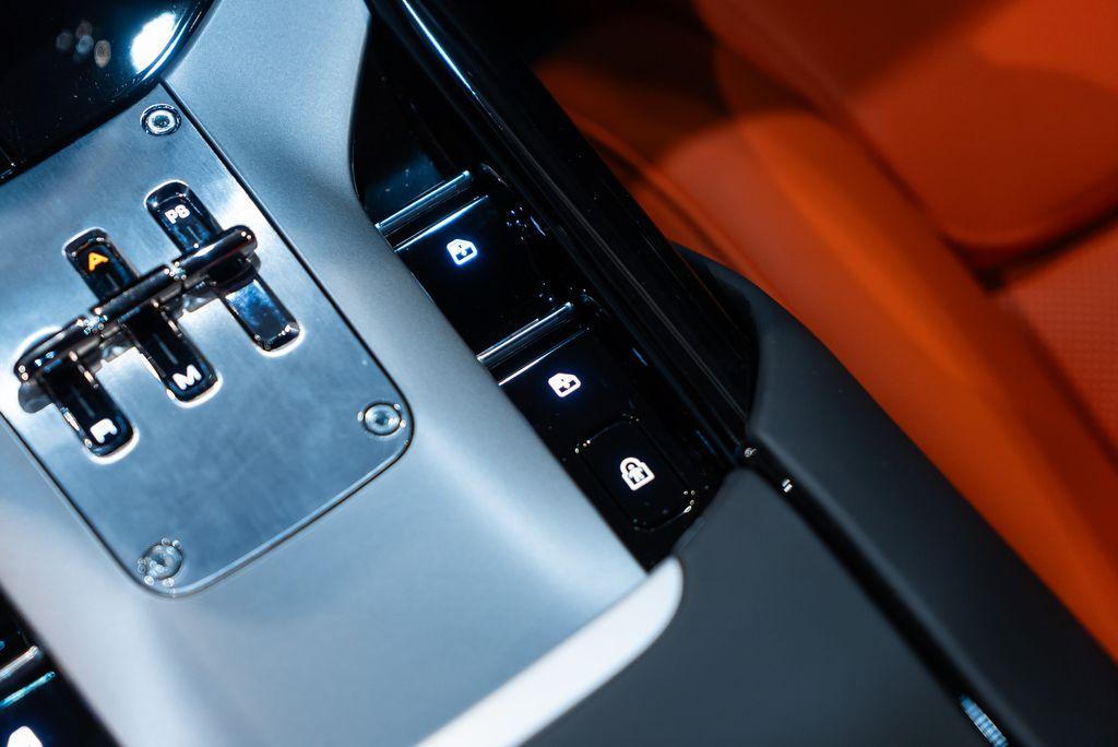 http://www.koenigseggchicago.com/galleria_images/139/139_p33_l.jpg