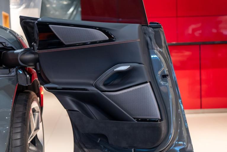 http://www.koenigseggchicago.com/galleria_images/139/139_p37_f.jpg