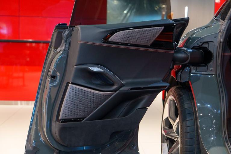 http://www.koenigseggchicago.com/galleria_images/139/139_p42_f.jpg