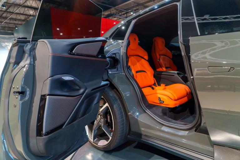http://www.koenigseggchicago.com/galleria_images/139/139_p45_f.jpg