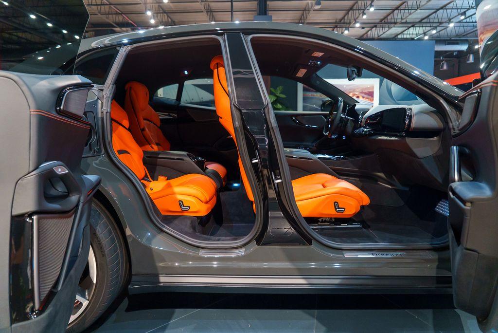 http://www.koenigseggchicago.com/galleria_images/139/139_p46_l.jpg