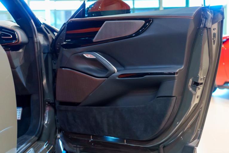 http://www.koenigseggchicago.com/galleria_images/139/139_p47_f.jpg