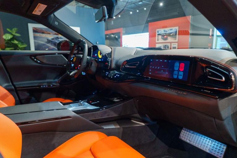 http://www.koenigseggchicago.com/galleria_images/139/139_p48_f.jpg