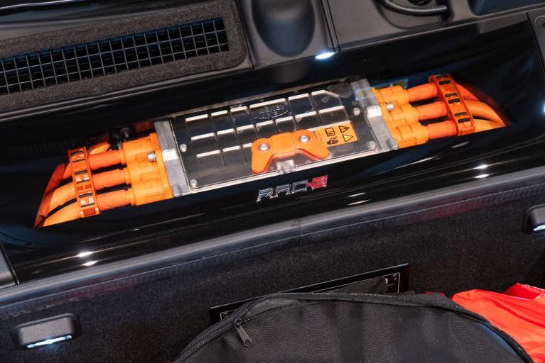 http://www.koenigseggchicago.com/galleria_images/140/140_p17_f.jpg