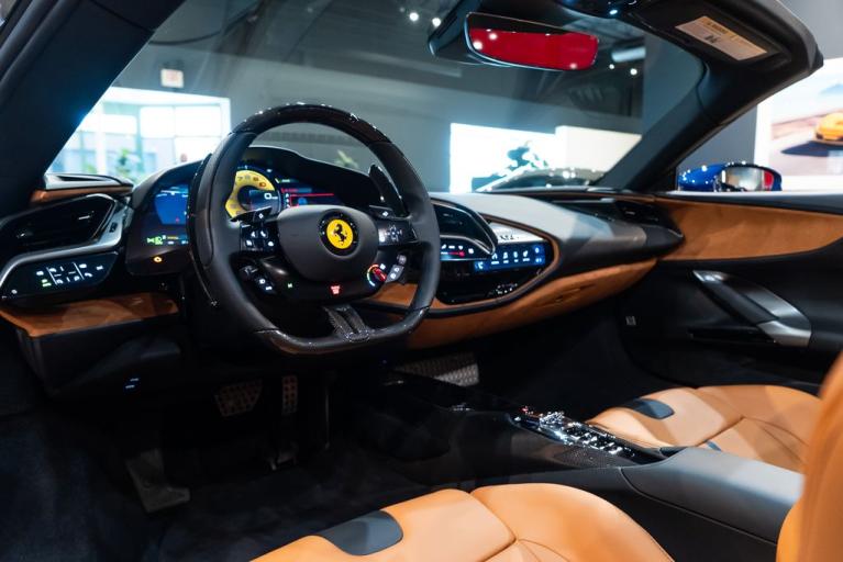 http://www.koenigseggchicago.com/galleria_images/140/140_p22_f.jpg